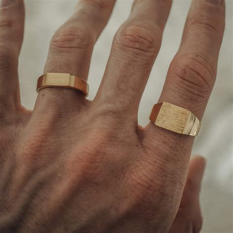 Conjunto de dos anillos dorados estilo "Raw" | Mens gold rings, Mens ...