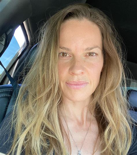 Η Hilary Swank κάνει ένα αιματηρό ντεμπούτο στην 3η σεζόν του Yellowjackets