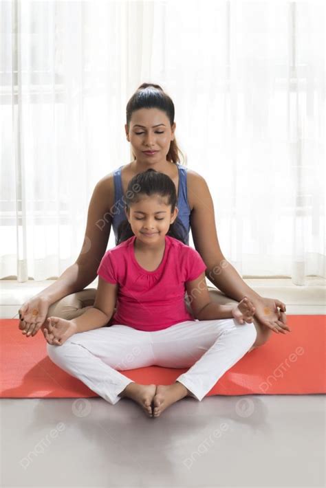 Fundo Mãe E Filha Fazendo Yoga E Meditando Foto E Imagem Para Download Gratuito - Pngtree