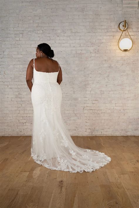 Elegant Plus Size Lace Fit-and-Flare Wedding Dress with Shoulder Straps