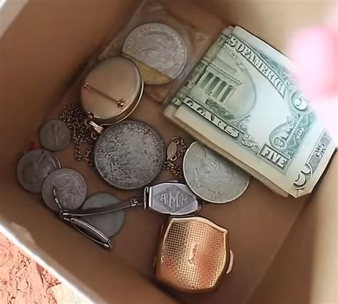 Woman flipping 'hoarder home' finds enormous safe with 'blackmail photos'