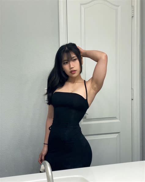 Lia Sakurai | been loving upper body days more than leg day recently 😩🤍 • • • @bobateaprotein ...