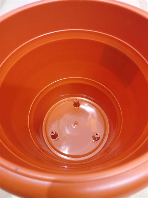 containers - Elevated drainage holes in a plastic pot - Gardening ...