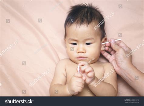 4,438 Ear Cleaning Cotton Swab Images, Stock Photos & Vectors ...