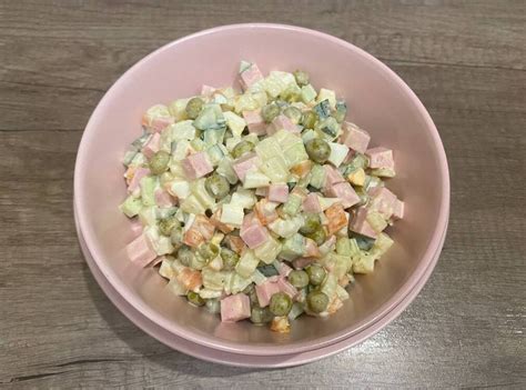 Салат «Оливье» с колбасой и свежим огурцом - пошаговый рецепт