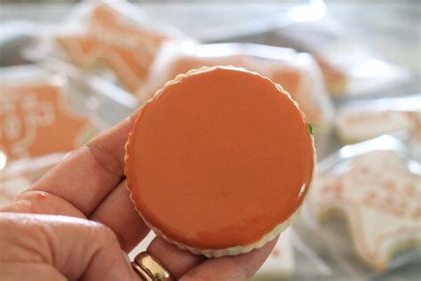 UT burnt orange icing | Orange icing, Orange frosting, Orange food coloring
