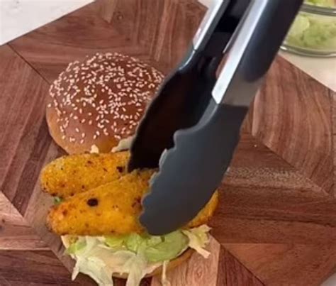 Homemade KFC hack: Health coach's 'low-calorie' Zinger Burger - NZ Herald