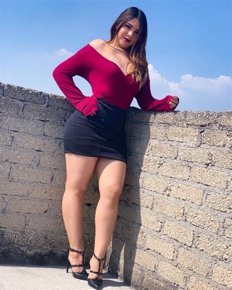 Yαrely Yυѕelιɴe on Instagram: “¡Ya somos 600 mil seguidores! 🎉🥰 Sigue los pasos de mis histor ...