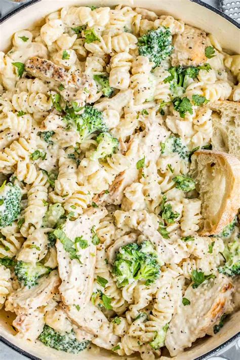 Fettuccine Alfredo With Chicken And Broccoli at Dale Mack blog