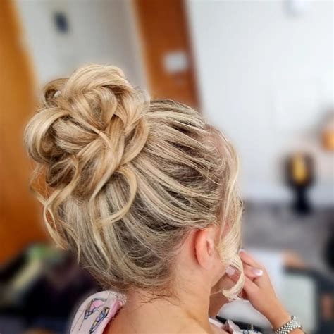 Easy wedding guest hairstyles for medium length hair | Beachweddingtips.com
