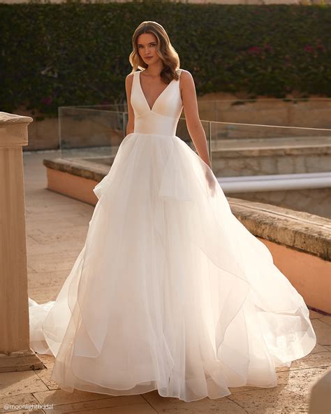 Simple Wedding Dresses: 27 Best Looks, Expert Tips / Faqs