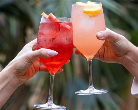 Cutest Bars Venice to Meet Your Hinge Date for a Drink