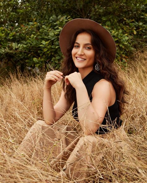 Bollywood actress Elli Avram latest HD photos