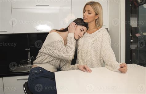 una joven pareja de lesbianas sexy disfrutando de momentos íntimos en ...
