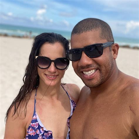 Download Jhonattan Vegas And Wife Beach Selfie Wallpaper | Wallpapers.com