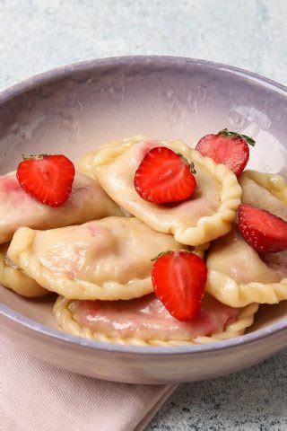 Вареники с клубникой на кефире: рецепт — Лайфхакер
