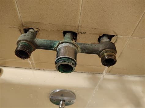 Old, leaky tub faucet replacement help : Plumbing