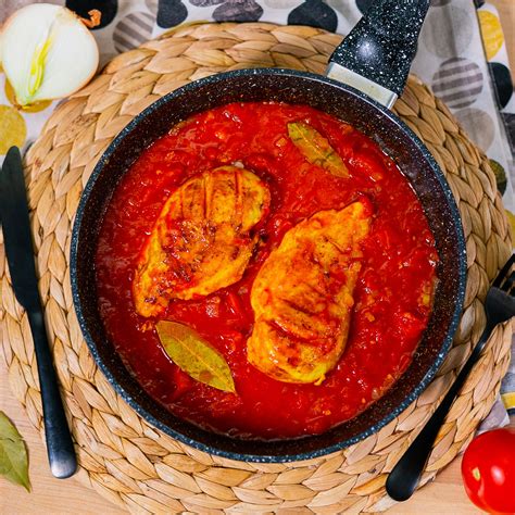 Курица в томатном соусе — пошаговый рецепт с фото, видео, кбжу и ...