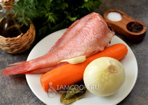 Тушеный морской окунь на сковороде с луком и морковью — рецепт с фото ...