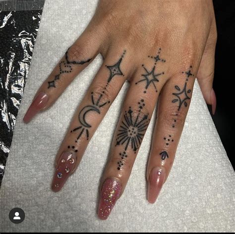 Pin by ♡🅓🅘🅥🅘🅝🅔 on Ⱥɍŧ♡ | Hand and finger tattoos, Hand tattoos, Small ...