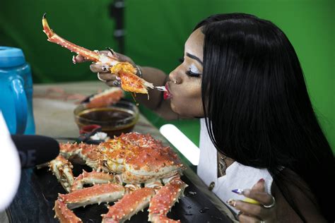F5 - Você viu? - Americana ganha sucesso e diz ter ficado rica como a rainha de comer mariscos ...