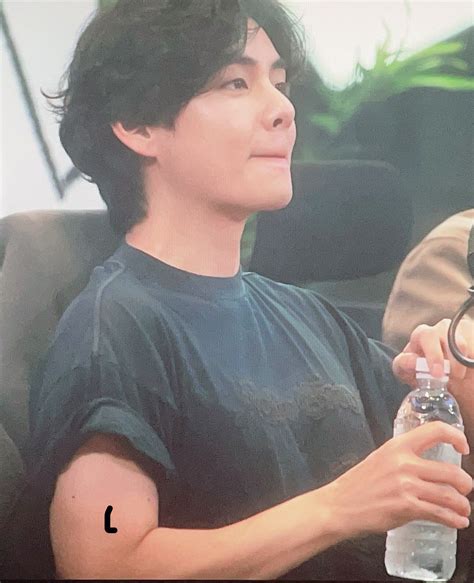 🍓strawberrymilk🥛 on Twitter: "RT @DailylofV: Taehyung takes off his jacket?!!! https://t.co ...