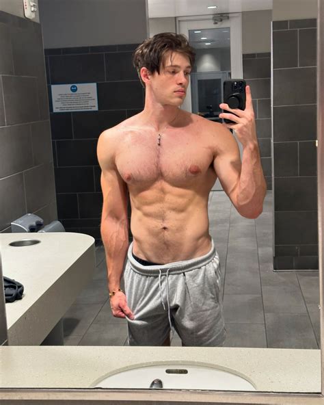 Chase Stobbe – Shirtless Celebs