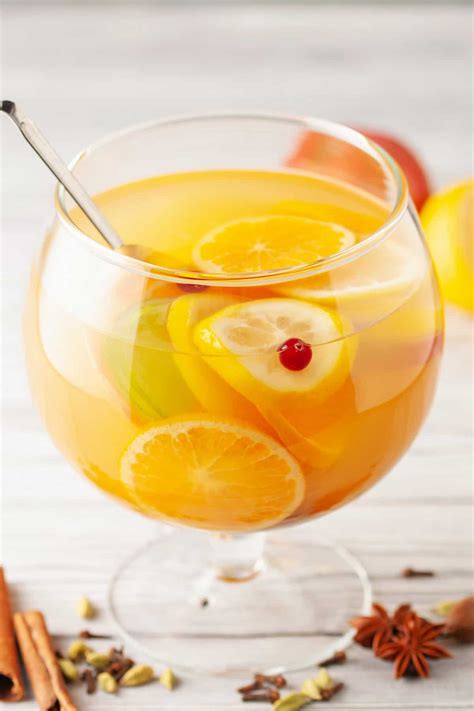 14 Popular Big-Batch Christmas Cocktails - HowdyKitchen