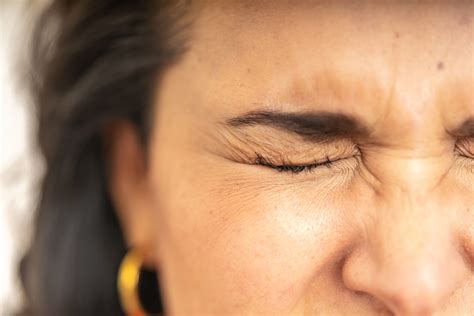 What causes eyelid twitching? - Dr. Holhoș
