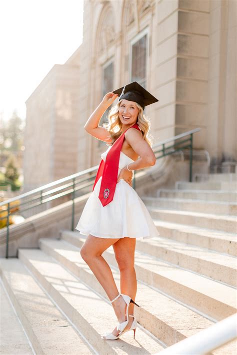 College Graduation Photo Inspo | Graduation photography poses, Grad ...