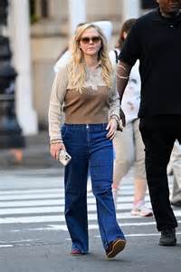 Amy Schumer Flaunts Figure in $1400 Sweater and Jeans After Reacting to ...