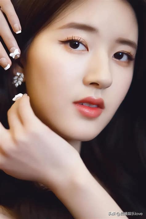 Zhao Lusi's zero-distance beauty photos, her makeup is so exquisite that people are enviable and ...