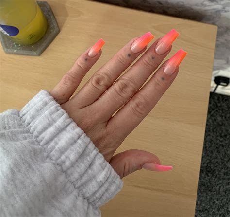 Chiêm ngưỡng mẫu ombre nails neon pink được yêu thích nhất