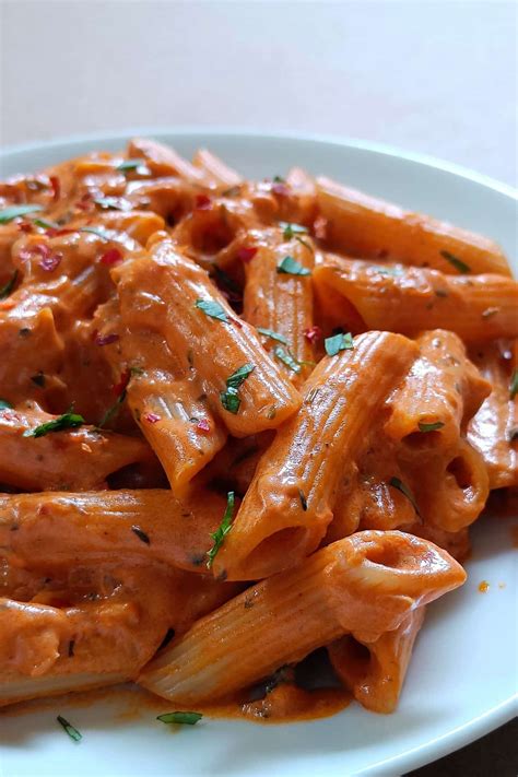 Gigi Hadid Pasta Recipe (with and without vodka) - Spoons Of Flavor