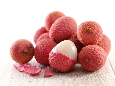 How to Peel and Enjoy Lychee: A Guide | How to peel lychee, What is ...