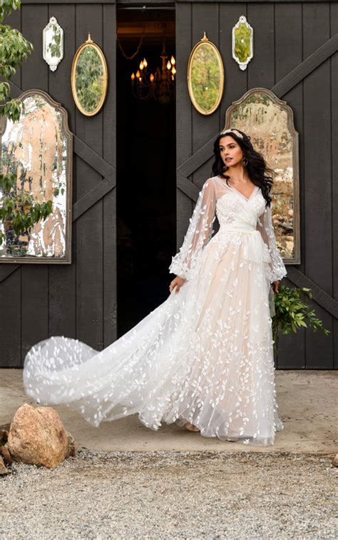 All who wander raine wedding dress | Beachweddingtips.com