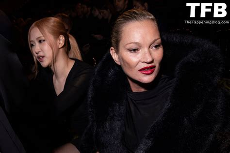 Kate Moss Flashes Her Nude Tits as She Arrives at the Saint Laurent Fashion Show in Paris (99 ...