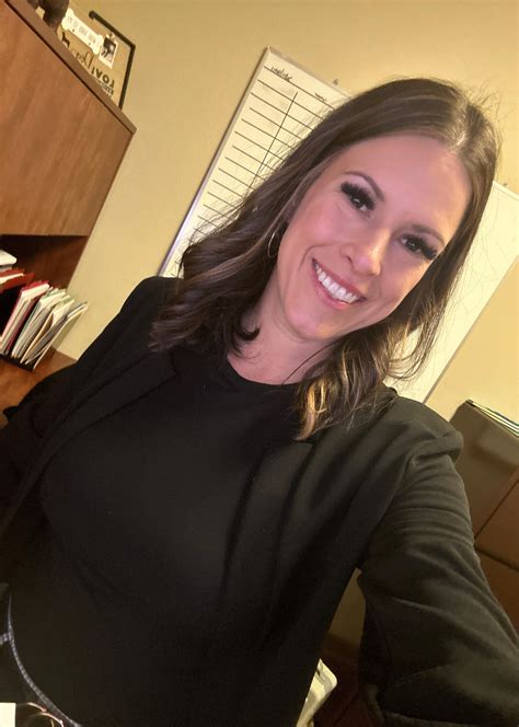 Office MILF at your service. : r/cougars_and_milfs_sfw