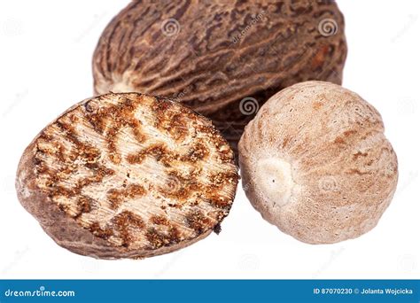 Nuez Moscada Moscada, Medio Y Corte Aislado En El Fondo Blanco Foto de ...