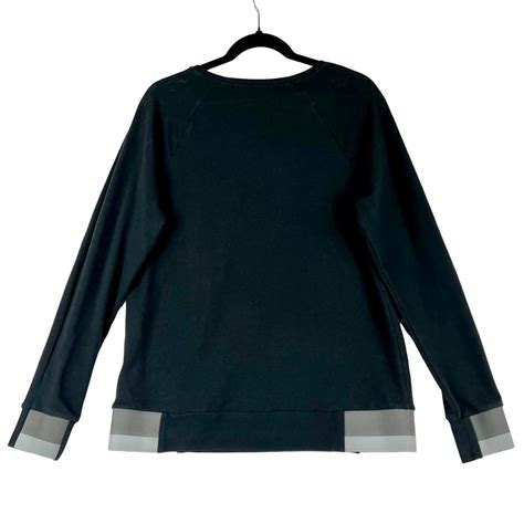 This is a pre-owned The North Face women's pullover... - Depop