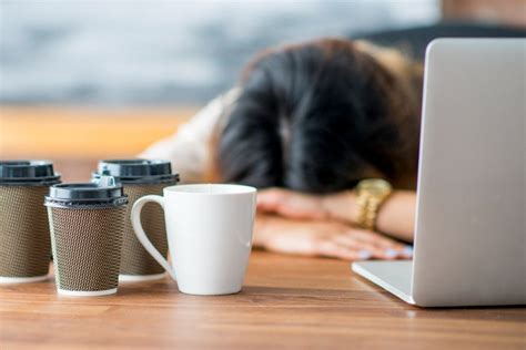 Что такое «кофейная дрёма», чем полезен coffee nap и как правильно его ...