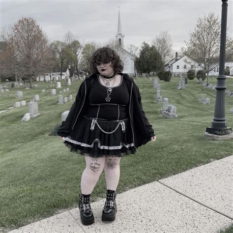 @0nvx._ on instagram | Plus size goth, Goth outfits plus size, Chubby girl outfits