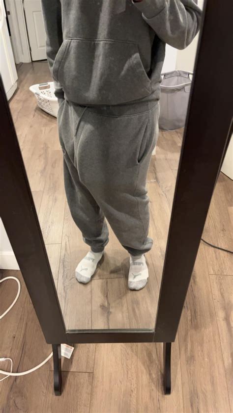 Grey sweatpants bulge🍆🍆 : r/Bulges