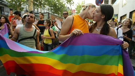 Lesbianas y bisexuales: las chicas de la generación Z hacen saltar por ...