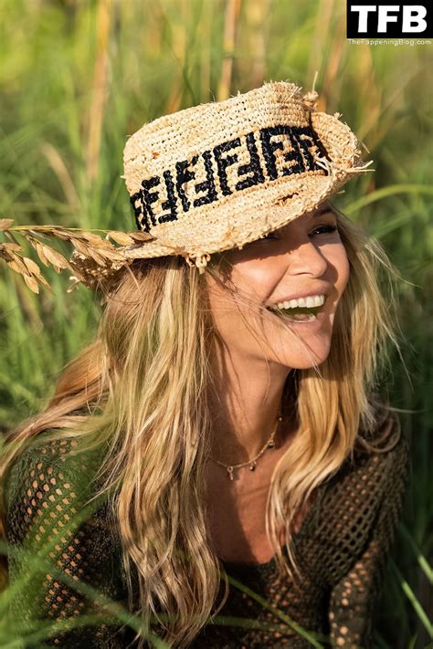 Elle MacPherson Nude & Sexy – Elle France July 2022 Issue (16 Photos) | #TheFappening