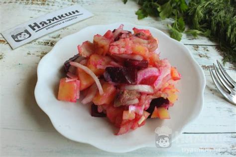 Картофельный салат с копченой скумбрией, вареной свеклой и луком рецепт ...