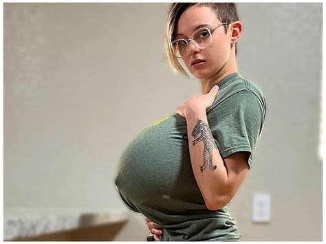 Molly - Wiki Biography, Age, Lifestyle, Net-Worth, Curvy Model, Relationships, Height, Measurements