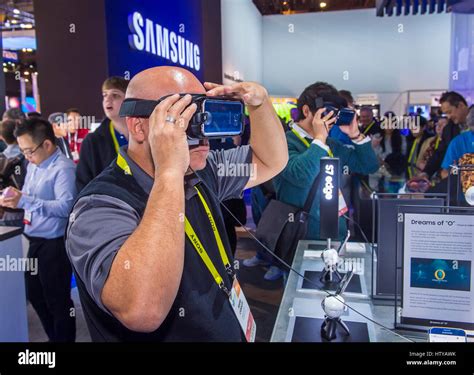LAS VEGAS - JAN 08 : Virtual reality demonstration at The Samsung booth ...