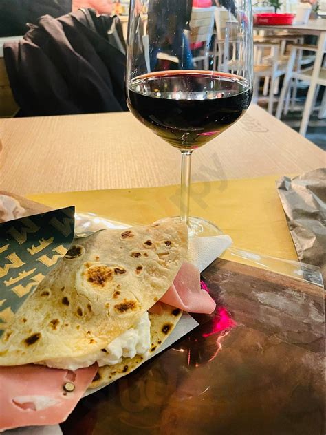 Balanzone Ripieno Con Ricotta E Mortadella Con Crema Di Burro E ...