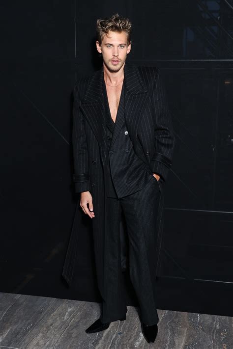 Austin Butler Shows Off Ripped Abs in Shirtless Vacation Photos